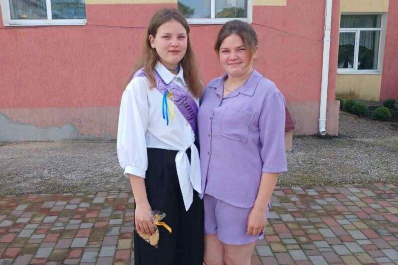 24-річна Тетяна Сакіян померла 23 вересня / На фото праворуч Фото до: Померла породілля, яка постраждала внаслідок атаки Києва 7 вересня