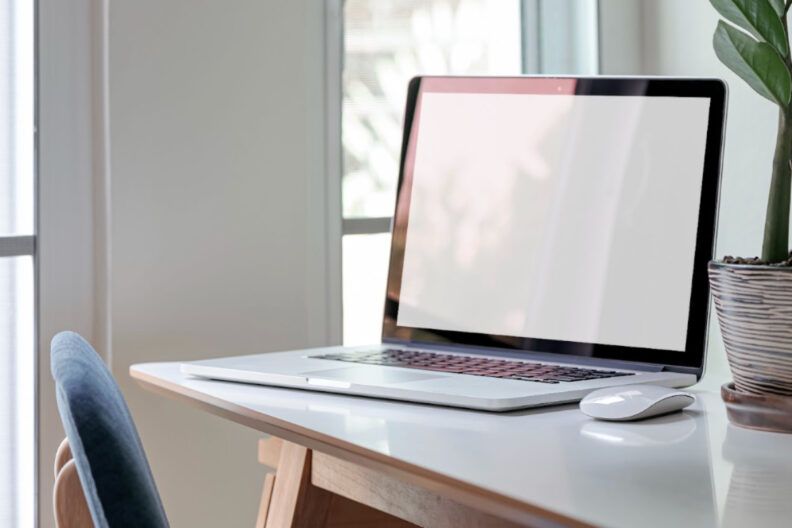 Техніка Logitech та Apple
