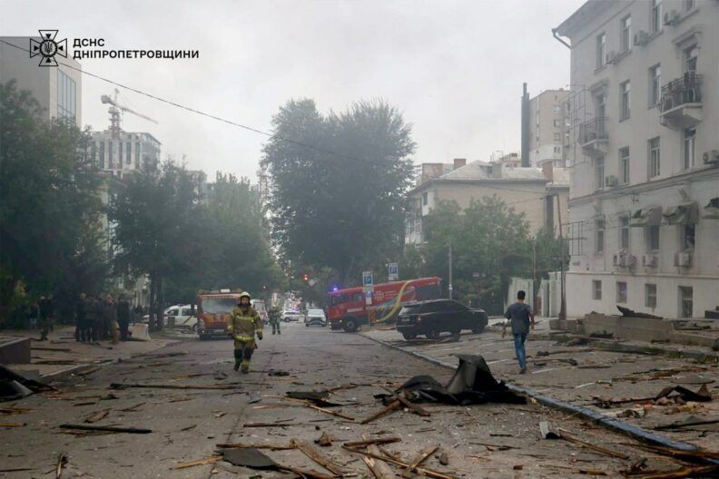 Рвані рани та забої: РФ атакувала центр Дніпра, є важкопоранені