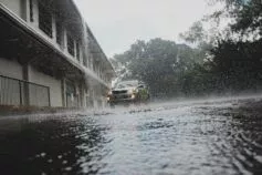 безпечне водіння авто в дощ