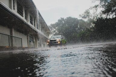 безпечне водіння авто в дощ