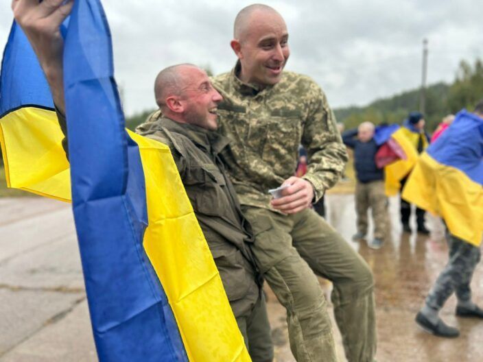 Украина вернула из плена 205 граждан: среди них защитники Мариуполя и охранники ЧАЭС