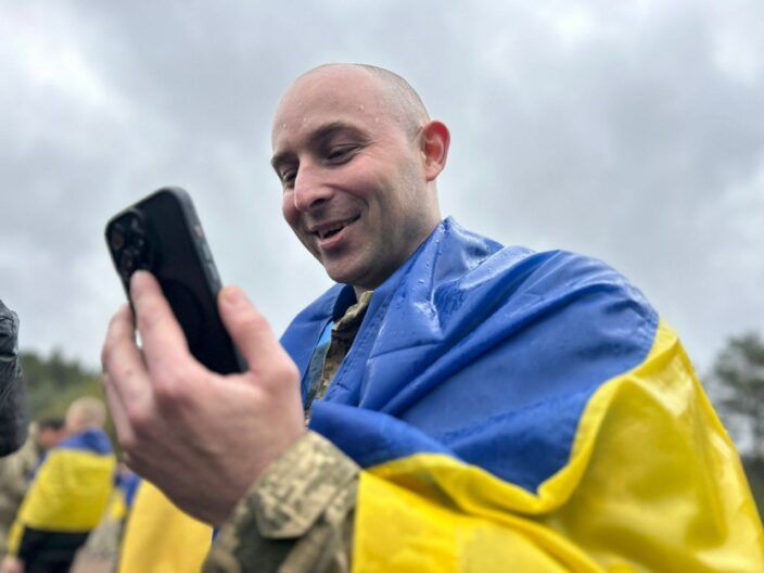 Украина вернула из плена 205 граждан: среди них защитники Мариуполя и охранники ЧАЭС