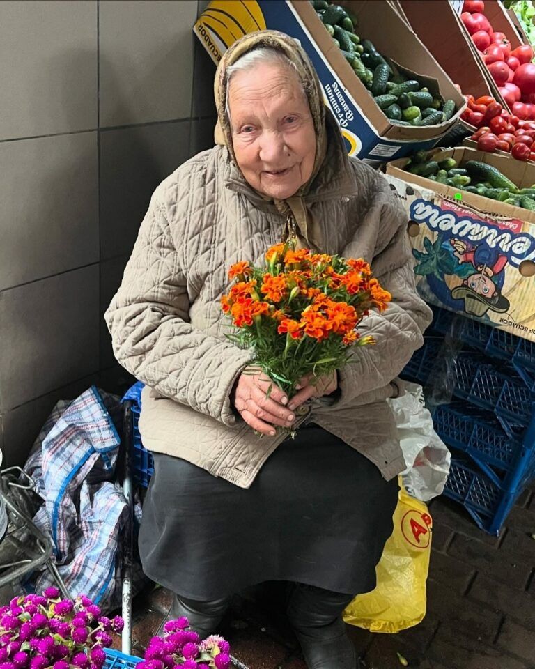 Фото 1 до: Пані Ольга продає квіти біля метро, щоб лікувати сина