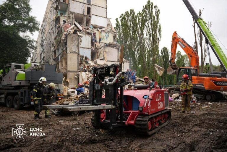 Фото 2 до: Роботи, що гасять вогонь: історія лейтенантки ДСНС