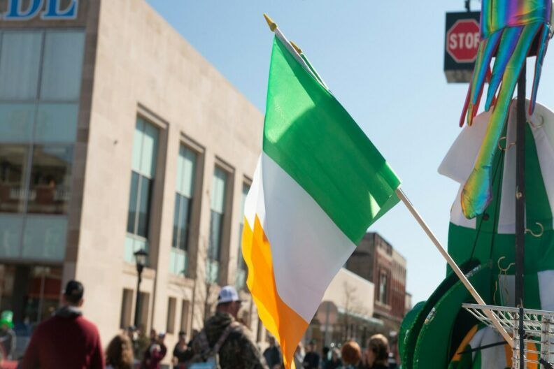 Фото <a href="https://unsplash.com/photos/a-group-of-people-walking-down-a-street-holding-flags-qHKXH63mXAY" target="_blank">Unsplash</a> 1500 доларів митцям в ірландії
