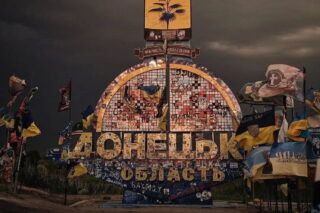 Фото к: Украинцы просят спасти известную стелу в Донецкой области