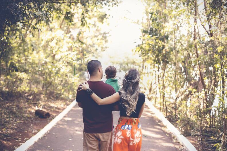 Фото <a href="https://www.pexels.com/photo/photo-of-family-walking-on-park-2880897/" target="_blank">Pexels</a> шлях батьківства