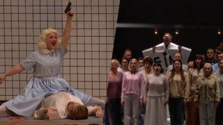 Стреляют утюгом и садятся на шпагат! Современный взгляд на оперу Сказки Гофмана в Киеве