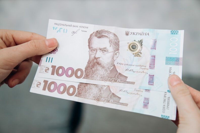 Куда потратить тысячу от Зеленского: какие покупки можно оплатить выплатой