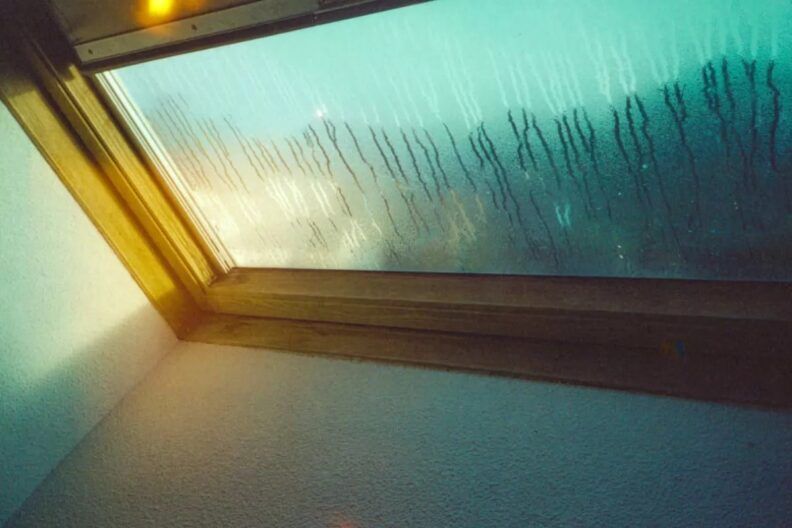 Чому потіють вікна в кімнаті