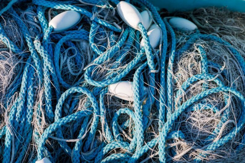 Ловили рибу, а тепер дрони: рибалки з Франції надіслали сітки українським бійцям