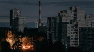 “У моєму дворі спилюють дерева! Чи нормально це і куди звертатися з цим питанням?”