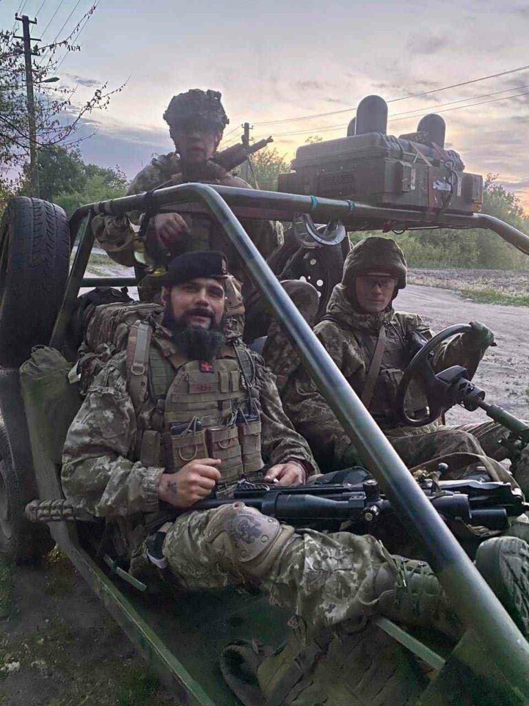 Фото 2 к: “Он никогда не покидал раненых побратимов”