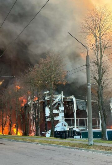 Львов затянуло густым дымом после обстрела: горожанам советуют закрыть окна