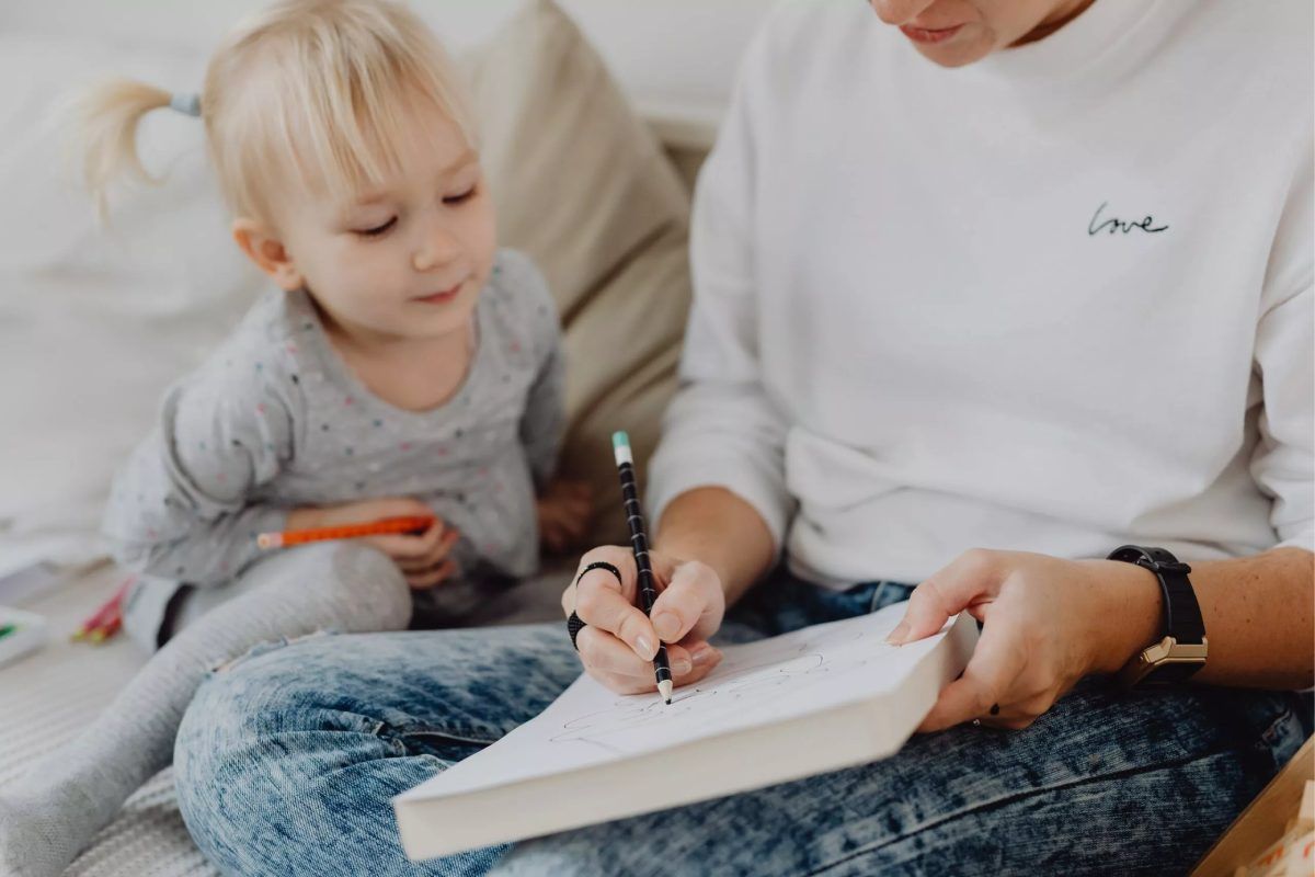 Фото к: Почему ребенок может не заинтересоваться информацией, отвлекаться, не слушать