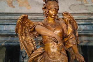 чим допомагає архангел михаїл