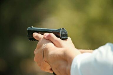 Фото до: У Львові батьківська сварка біля школи переросла у стрілянину