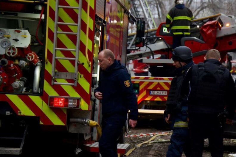 Росія атакувала Дніпро балістикою: є загиблі та поранені, пошкоджено підприємства (ОНОВЛЕНО)