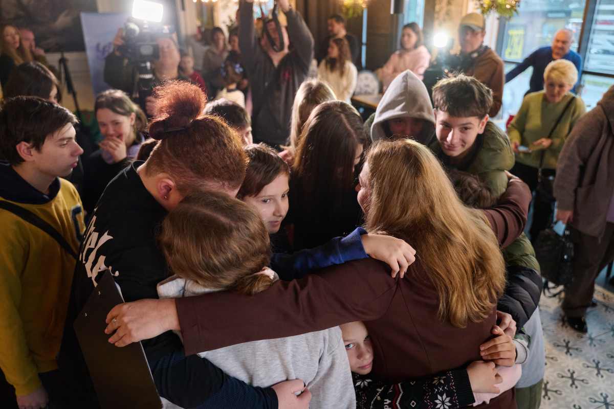 Фото к: Українські вертольоти устроили праздник Николая для детей военных