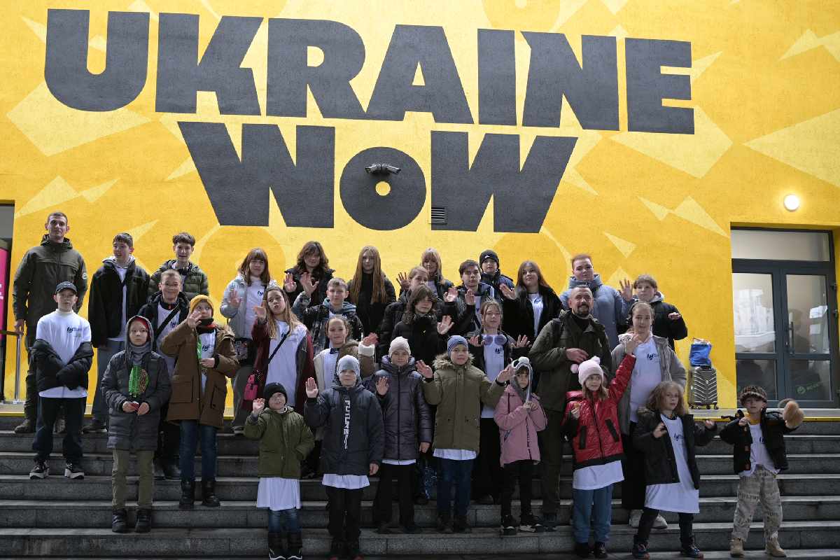 Фото к: Українські вертольоти устроили праздник Николая для детей военных