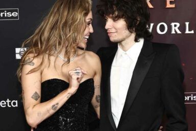 майли сайрус помолвена