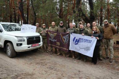 Фото до: Українські вертольоти передали авто бійцям ДШВ на Покровський напрямок