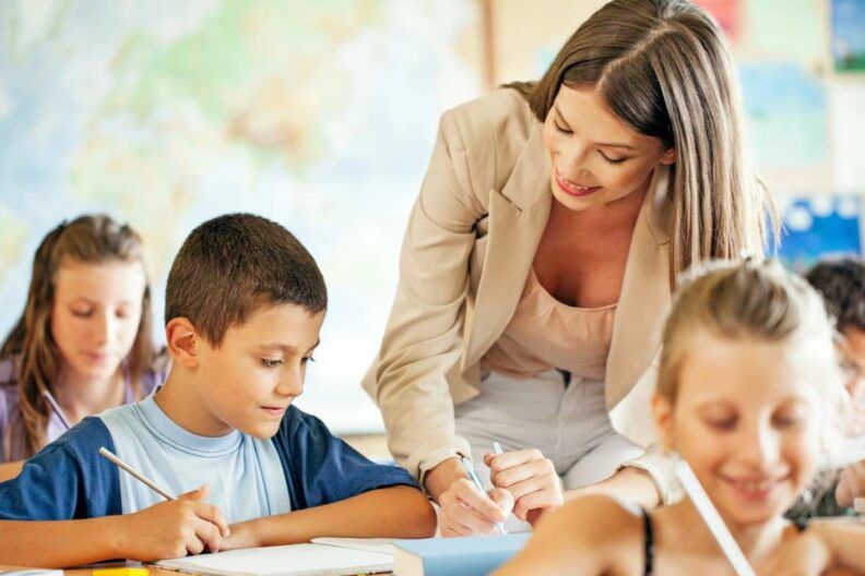 Фото <a href="https://depositphotos.com/ua/photos/%D0%B2%D1%87%D0%B8%D1%82%D0%B5%D0%BB%D1%96.html?filter=all&qview=25289551" target="_blank">Depositphotos</a> Повышение зарплат учителям: названа новая сумма минимального оклада