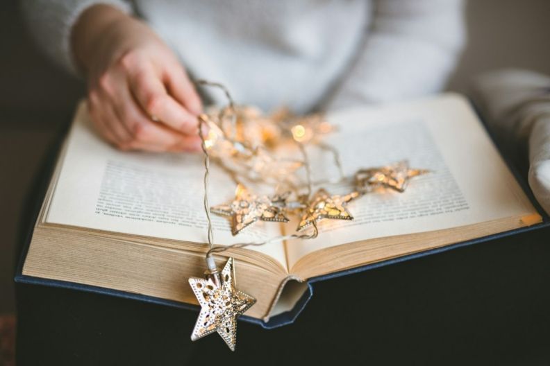 Фото <a href="https://unsplash.com/photos/brown-star-string-lights-on-book-lmLxhTj5NwI" target="_blank">Unsplash</a>