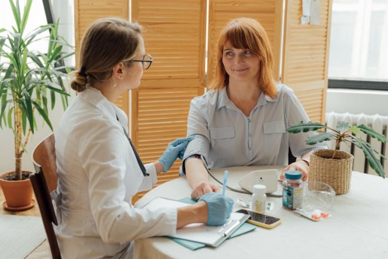 Фото <a href="https://www.pexels.com/photo/a-doctor-checking-a-patient-s-blood-pressure-5215000/" target="_blank">Pexels</a> скринінг здоров'я 40+ коли запрацює