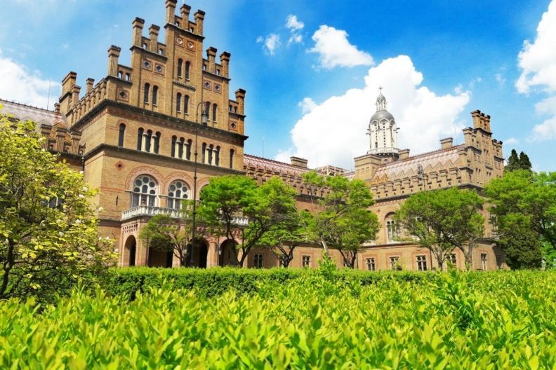 Фото <a href="https://www.pexels.com/photo/chernivtsi-national-university-12961411/" target="_blank">Pexels</a> нульовий курс