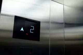 можно ли открыть лифт без света