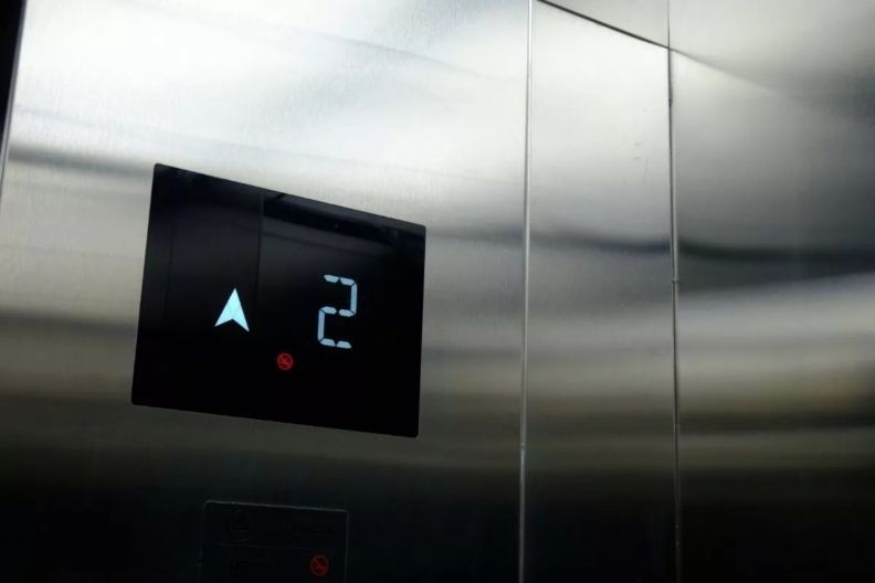 можно ли открыть лифт без света