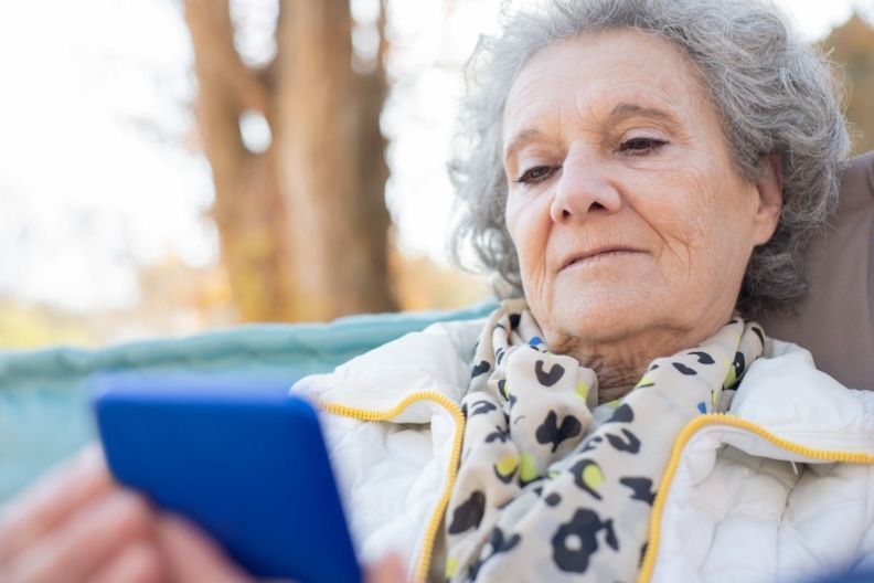 Фото <a href="https://www.pexels.com/photo/an-elderly-woman-in-white-jacket-using-her-mobile-phone-6838559/" target="_blank">Pexels</a> як додати пенсійне посвідчення в дію