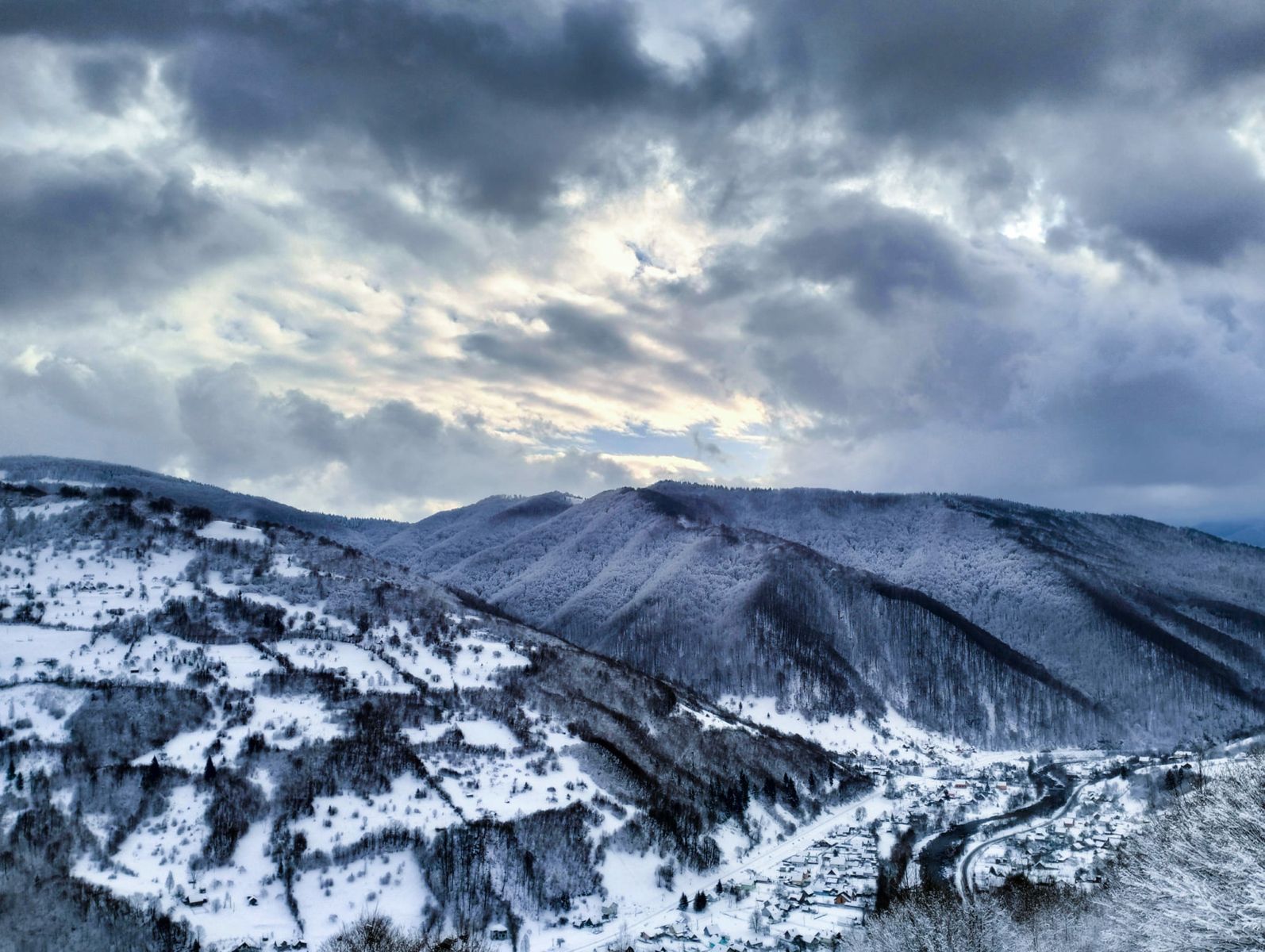 Фото до: Куди поїхати на Новий рік 2026 в Україні: Ужгород та поради для мандрівників