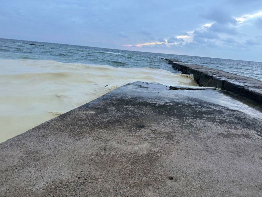 Фото до: В Одесі виявили плями невідомого походження: що відомо