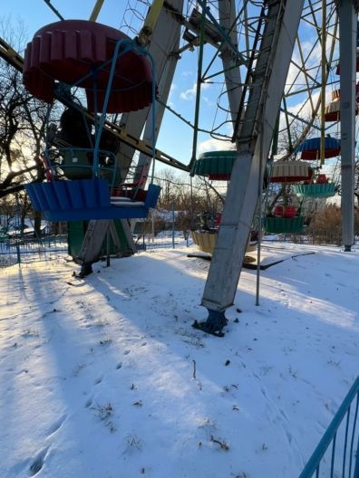 Фото к: Киношная эстетика и застывшее время: зимняя магия житомирских аттракционов