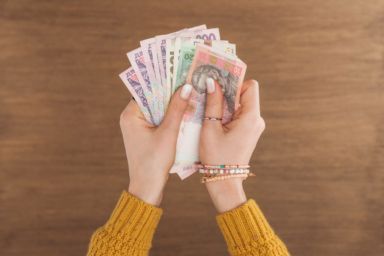 чому затримують соціальні виплати 2026