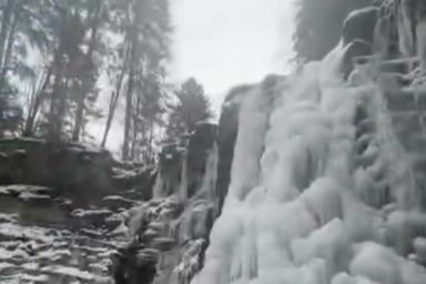 Манявский водопад замер