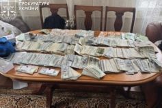 Голова ВЛК продавала “непридатність” до військової служби: вилучено 300 тисяч доларів готівкою
