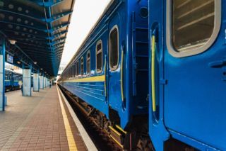 чому затримується поїзд