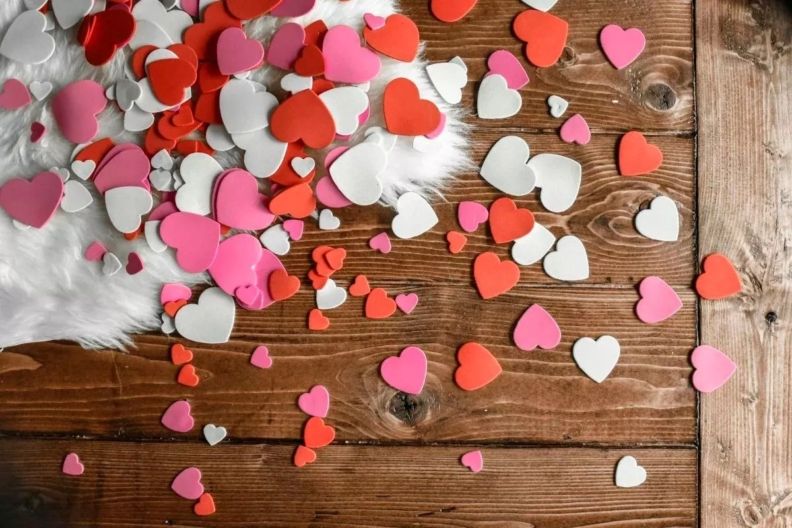 Фото <a href="https://unsplash.com/photos/heart-shaped-assorted-color-cutout-decors-place-on-wooden-surface—WAiyQLGEEc" target="_blank">Unsplash</a> Как сделать валентинки на 14 февраля