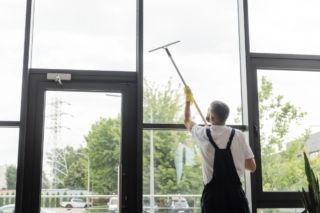 Фото к: Панорамные окна и балконное остекление: риски, техника безопасности, советы клининг WHITE CLEAN