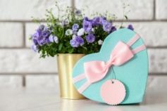 Що подарувати вчителю на 8 березня