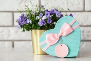 Що подарувати вчителю на 8 березня