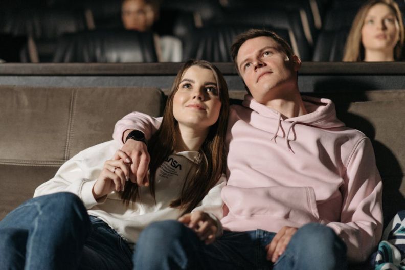 Фото <a href="https://www.pexels.com/photo/a-couple-in-sweatshirts-and-denim-jeans-sitting-close-together-7234319/" target="_blank">Pexels</a> фільми березень 2026