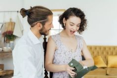 Що подарувати дівчині на 8 березня