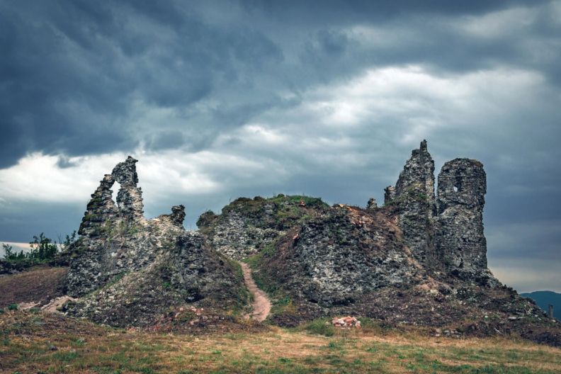 Фото <a href="https://depositphotos.com/photo/the-ruins-of-an-old-castle-in-khust-transcarpathia-ukraine-against-a-background-of-thunderclouds-305038264.html" target="_blank">Depositphotos</a> Хуст что посмотреть