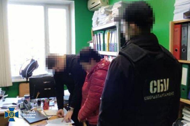 СБУ затримала посадовицю Мінкульту, яка просила сина писати диктатору