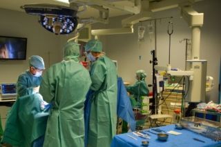 дівчинка проковтнула батарейку